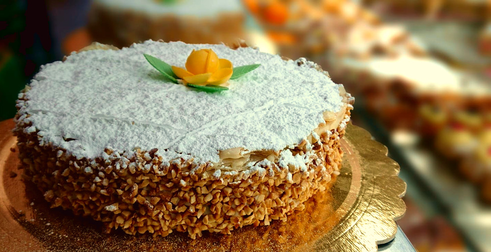 torta con granella di nocciole